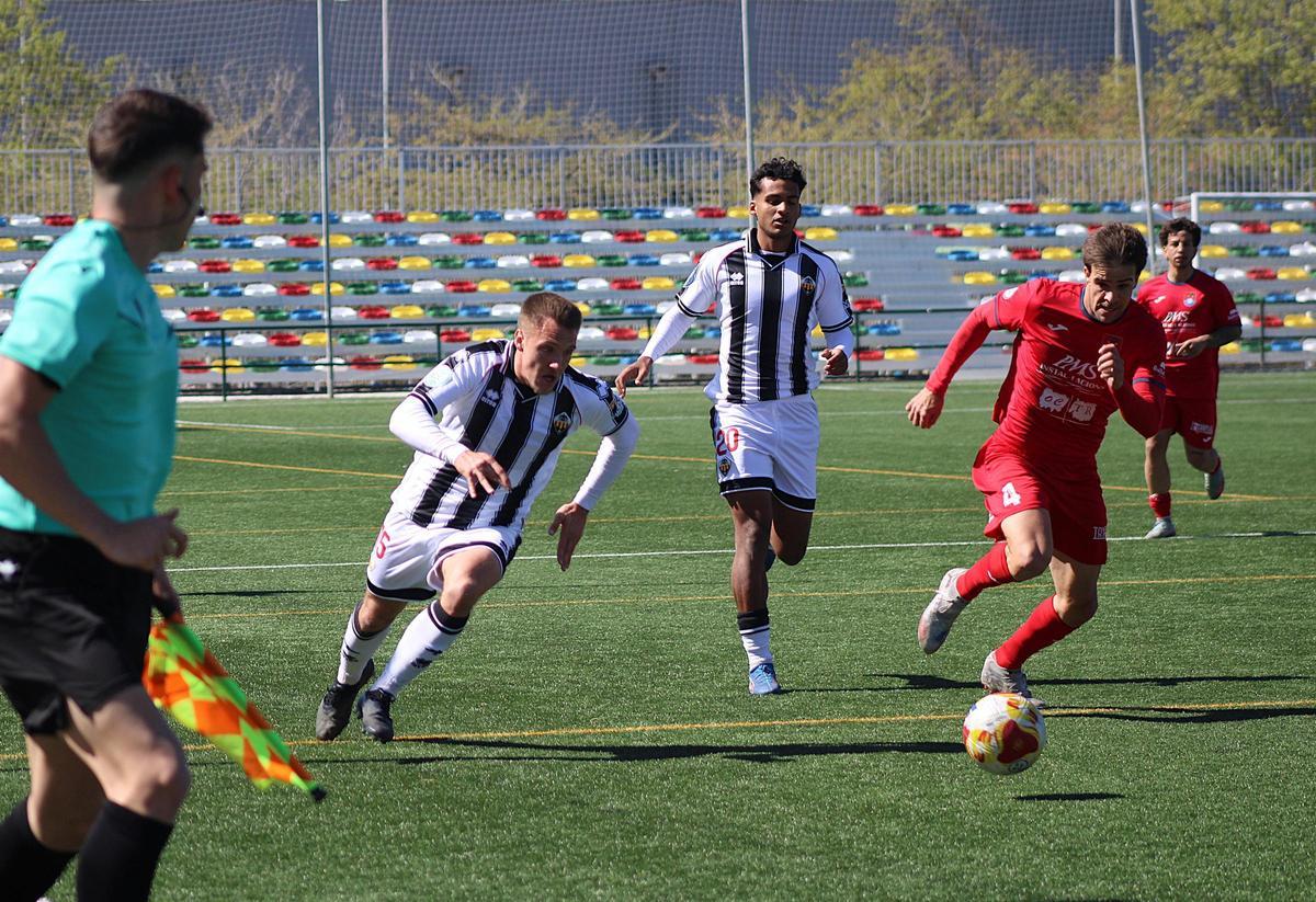 Willmann galopa por el carril izquierdo en busca de encarar la portería del Porreres.