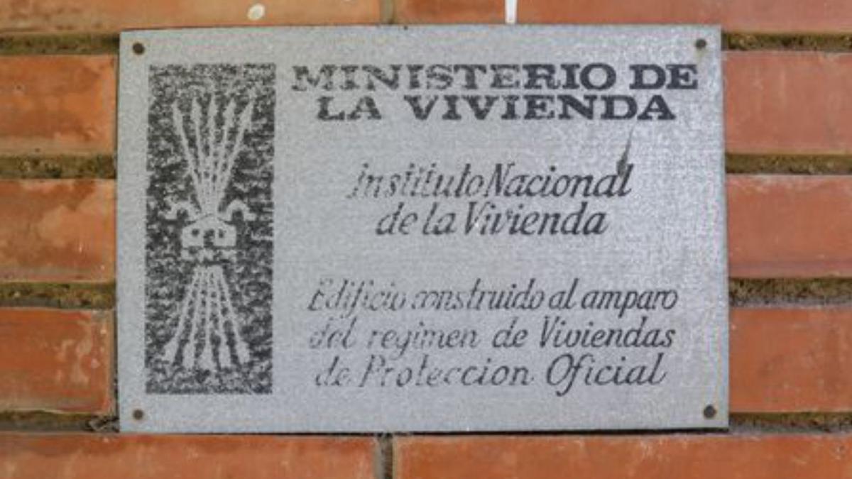 Una placa franquista del Ministerio de Vivienda
