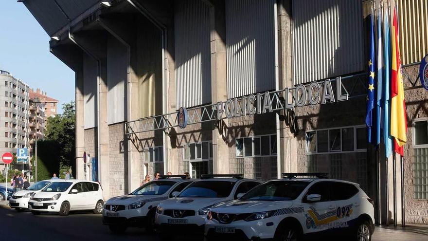 La Jefatura de la Policía Local de Avilés, en los bajos del estadio Suárez Puerta.