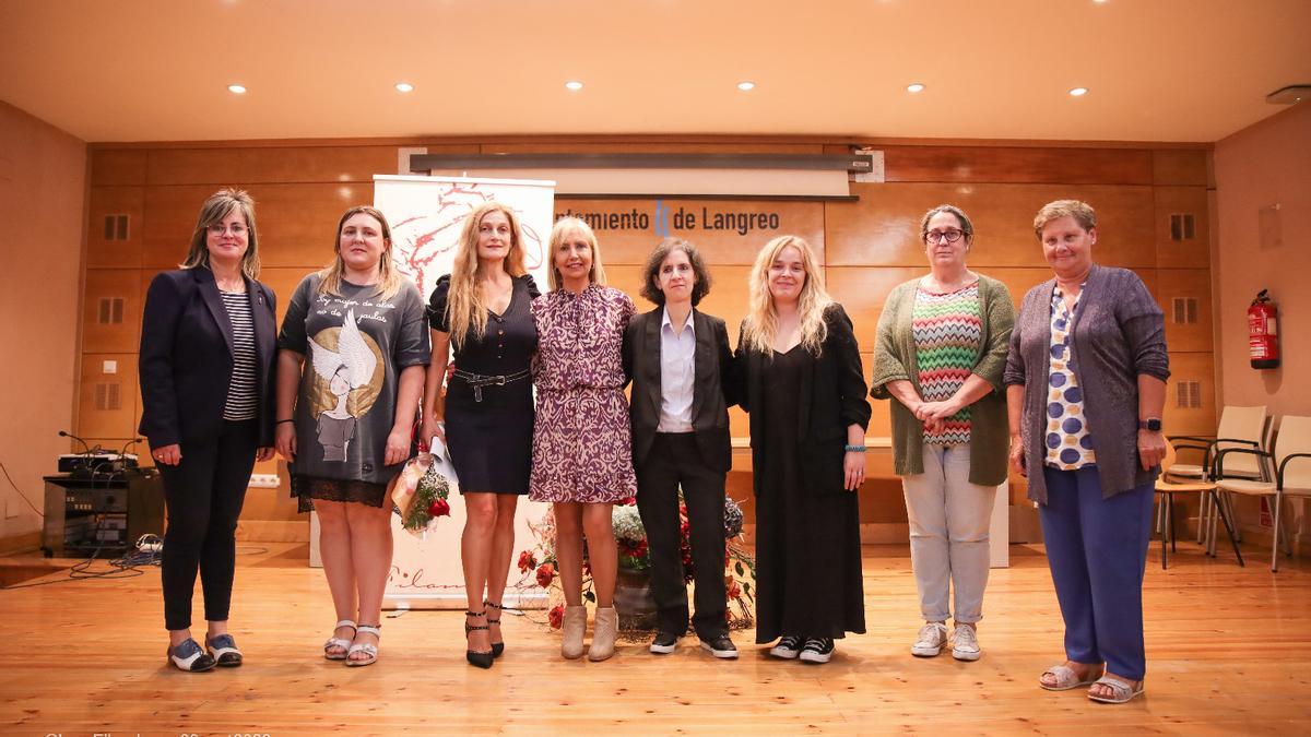 Las ganadoras, junto a responsables de &quot;Les Filanderes&quot; y la concejala de Igualdad, Marina Casero.