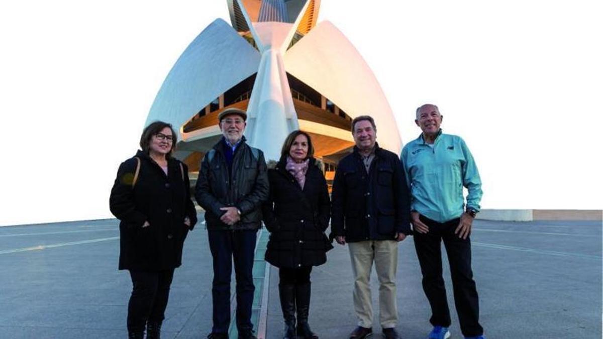 Asun, Víctor, Fina, Roberto y Toni, frente al Palau de Les Arts.