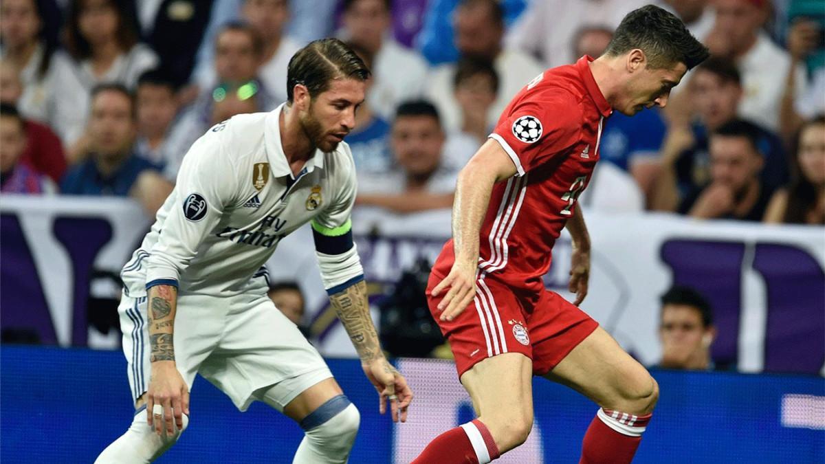 Ramos defiende ante Lewandowski, en el partido de este martes contra el Bayern de Múnich en el Bernabéu