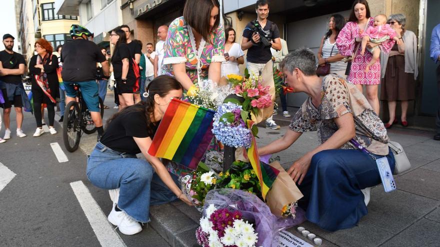 Las amigas de Samuel Luiz colocan flores durante una vigilia en el lugar donde murió.   | // V. ECHAVE