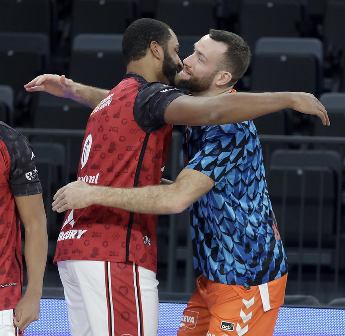 Joel Soriano se abraza con su excompañero Matt Costello ante el Valencia Basket - Casademont Zaragoza.