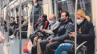 La mascarilla se queda en el transporte público