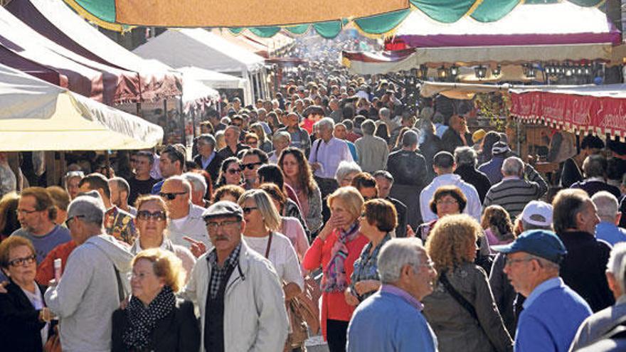 Nichts für Menschen mit Platzangst: Menschenmassen beim Dijous Bo 2015.