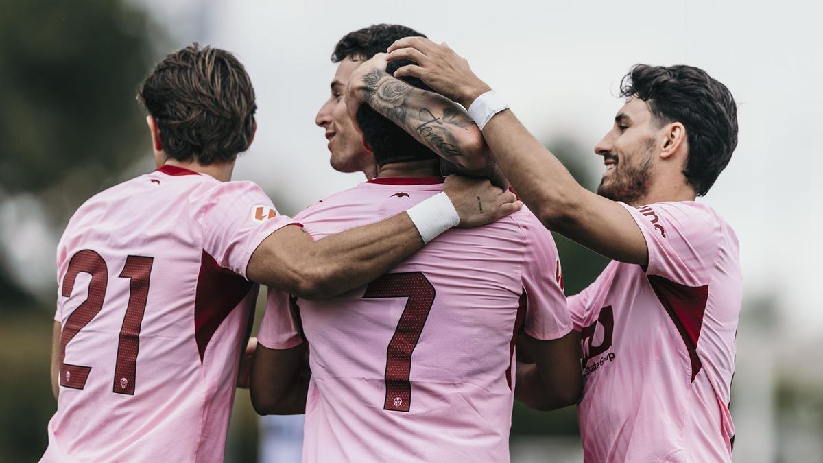 Vázquez, Raba y Almeida felicitan a Danjuma por uno de sus goles