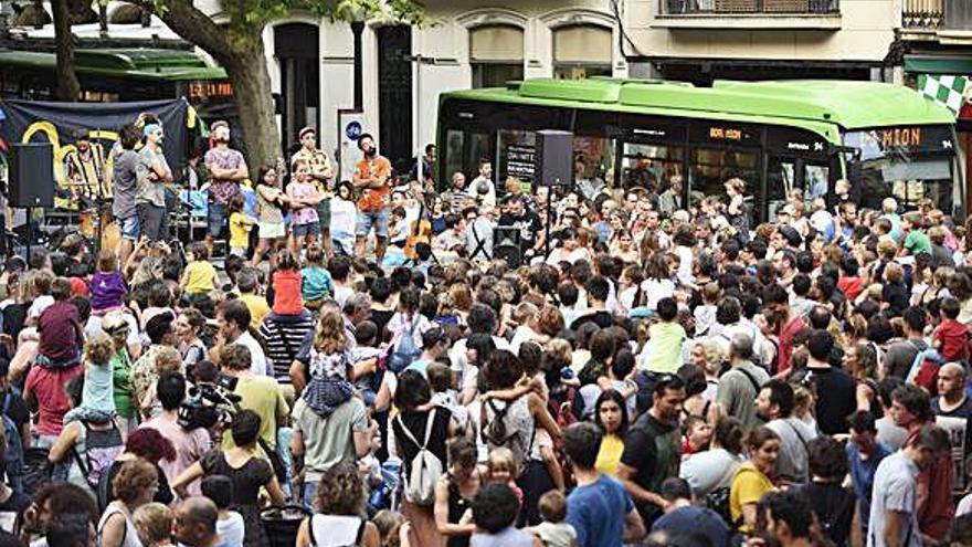 La munió de gent aplegada davant del petit escenari de Xiula, amb un autobús passant a tocar