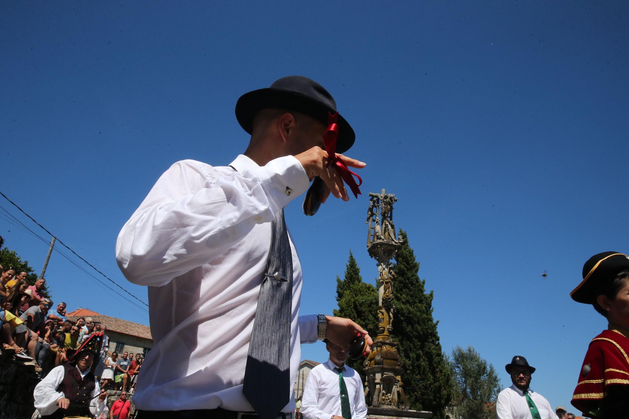 La procesión y la danza de San Roque de O Hío en imágenes (II)