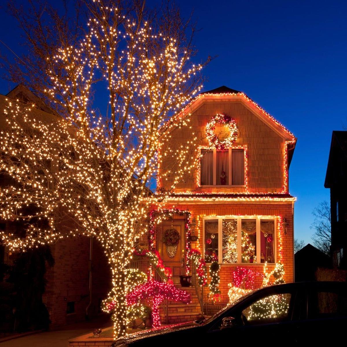 Casita con luces blancas y rosas