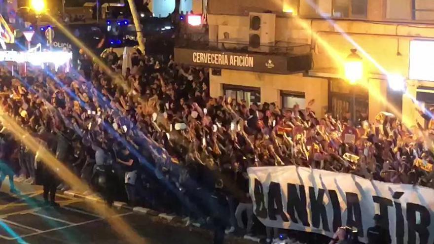 Recibimiento al equipo y protestas en Mestalla