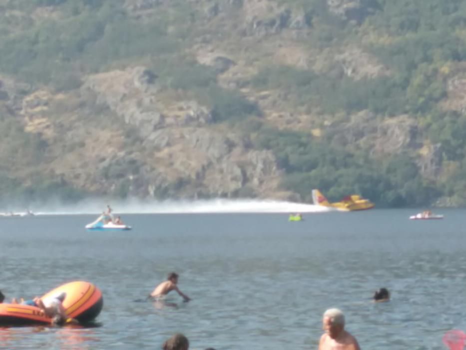 Los hidroaviones cogen agua en el Lago de Sanabria