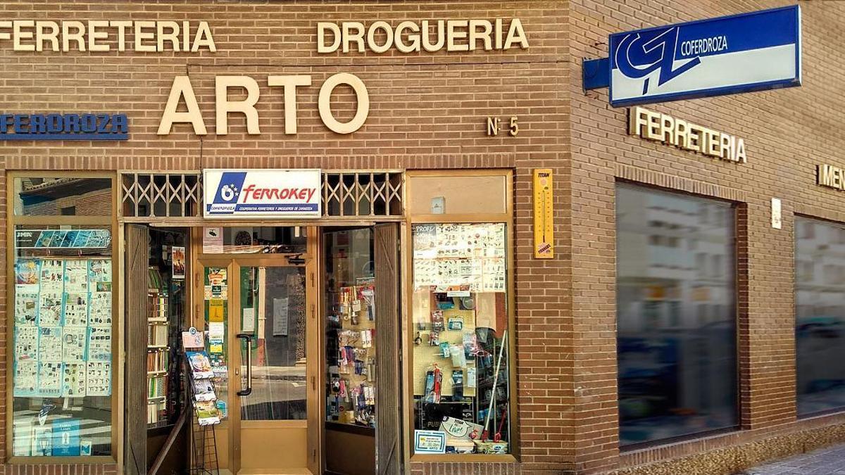 Fachada de la Ferretería Arto, con más de 60 años a su espalda en el barrio de La Almozara