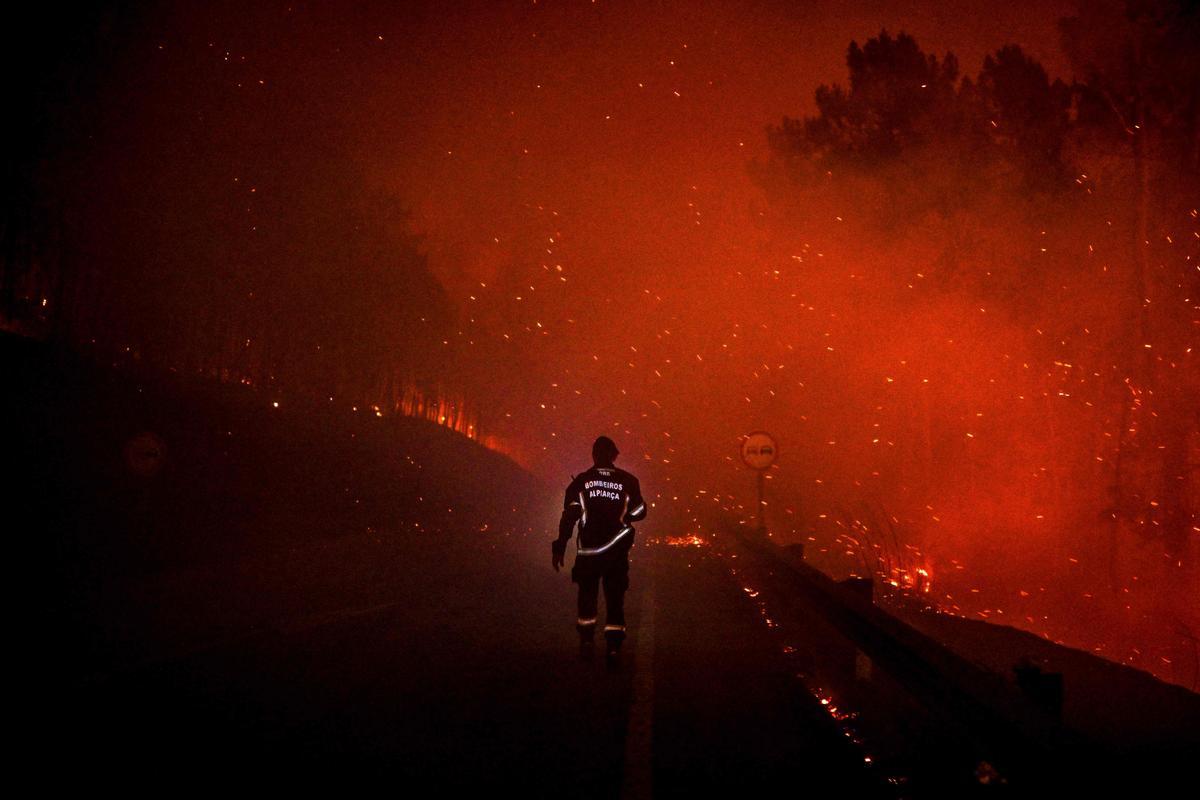 Un bombero trabaja en la extinción de un fuego en Manteigas, en el centro de Portugal, el 10 de agosto del 2022.