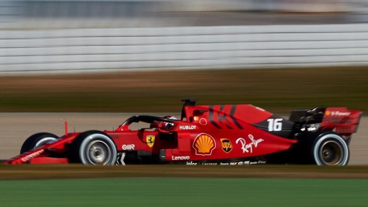 El piloto monegasco Charles Leclerc y su Ferrari, en el segundo día de entrenamientos en Montmeló.