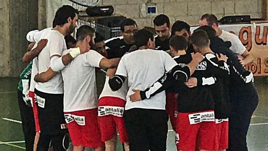 Los jugadores del Intersala se concentran instantes antes al inicio del encuentro.