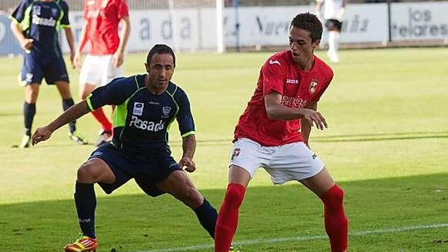 Luis Cuenca presiona a un jugador del Alcalá en el partido en Miramar.