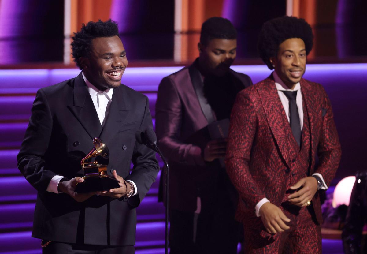 Baby Keem recibe el premio a la mejor actuación de rap por ’Family ties’, interpretada junto a Kendrick Lamar.