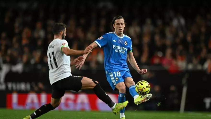 ¡Álvaro Carreras abre la lata en Mestalla gracias a su fuerza y determinación!
