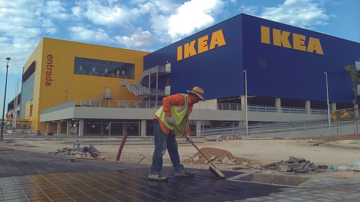 Trabajador frente a Ikea