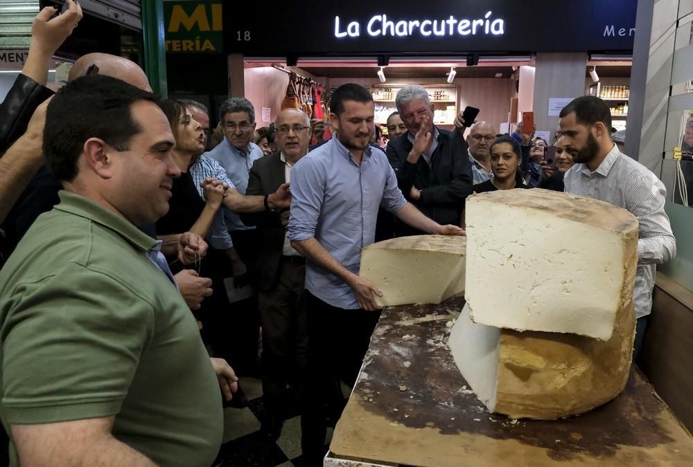 Bolaños corta un queso de su marca de 135 kilos en el Mercado Central