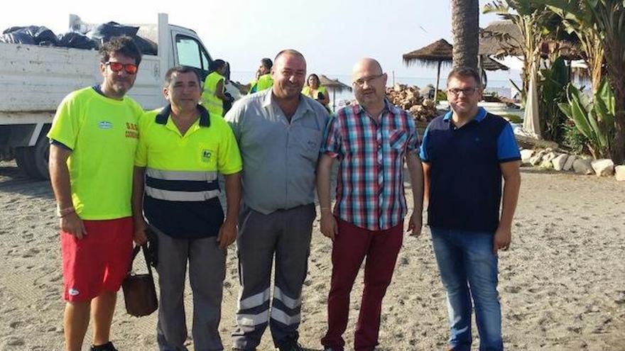 Imagen del operario de playas (el segundo por la izquierda).