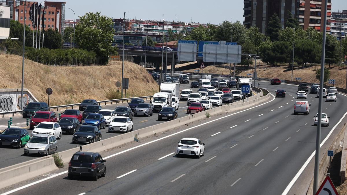 Vehículos en la segunda operación salida del verano en la A-5.