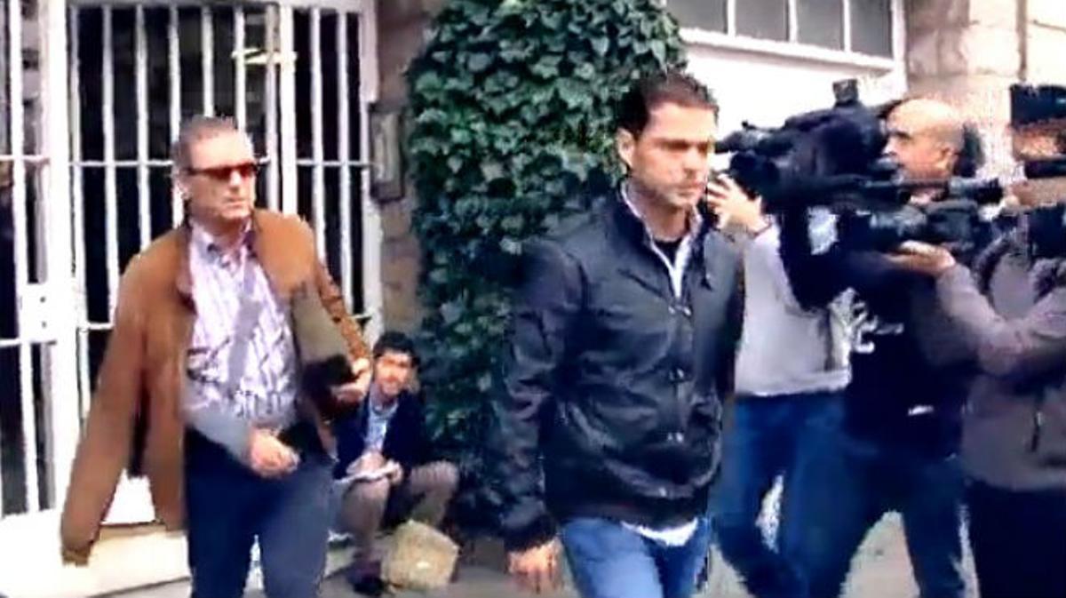 Jordi Pujol Ferrusola abandona la vivenda dels seus pares després del registre.