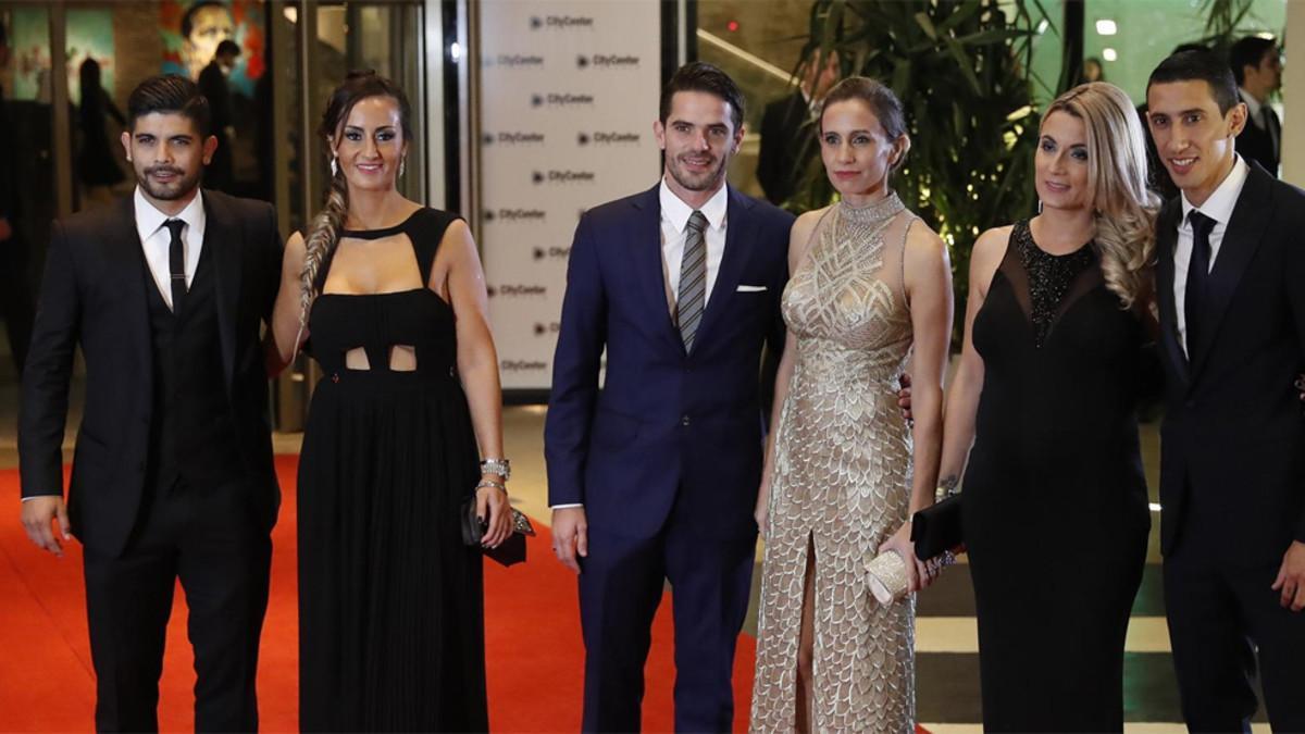 De izquierda a derecha: Ever Banega y su esposa, Valeria Juna; Fernando Gago y su esposa, Gisela Dulko; Angel Di María y su esposa, Jorgelina Cardoso, posan en la boda de Messi y Antonella Rocuzzo