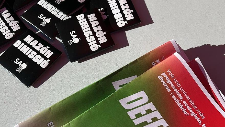 Folletos y preservativos con el lema de la dimisión de Mazón.