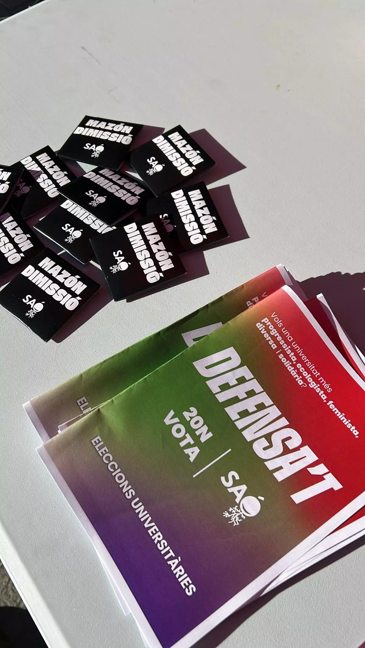 Preservativos con "Mazón dimissió" en la Universitat