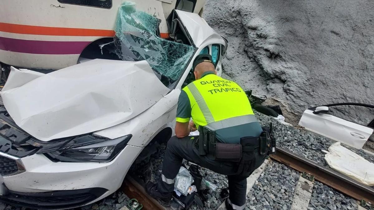 Imagen del coche arrollado por un tren en un paso a nivel en la provincia de Lugo