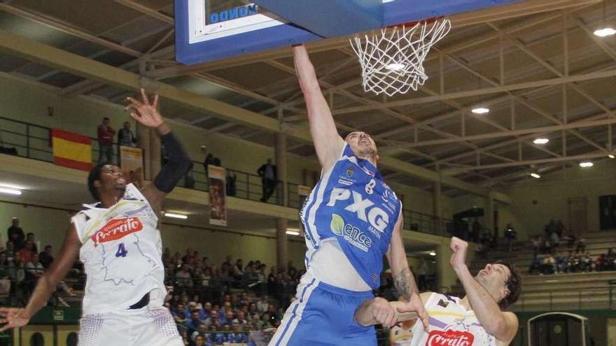 Jason Cain, entrando a Canasta en el partido ante el Palencia. // Santos Álvarez