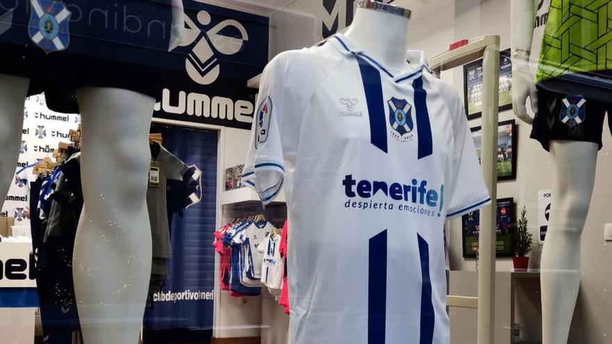Productos oficiales del CD Tenerife, expuestos en su tienda.