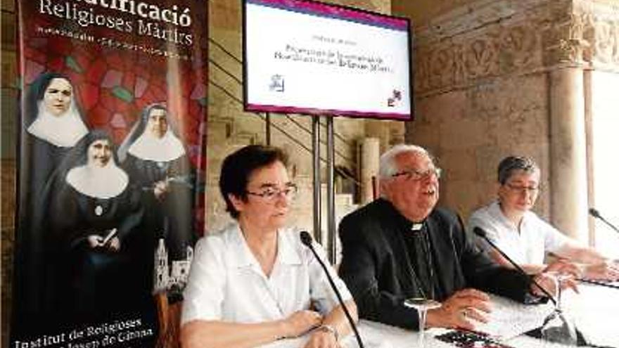 La mare Mª Carmen García amb el bisbe de Girona, Francesc Pardo, presentant l&#039;esdeveniment.