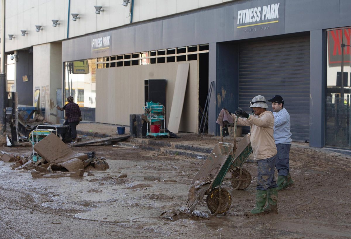 Trabajadores en tareas de limpieza tras la dana.