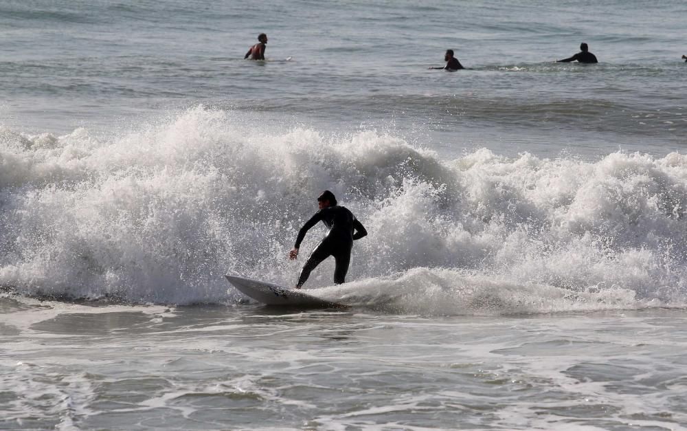 Las olas de 5 metros que se alcanzaron este miércoles en la costa malagueña fueron aprovechadas por unos pocos intrépidos surferos