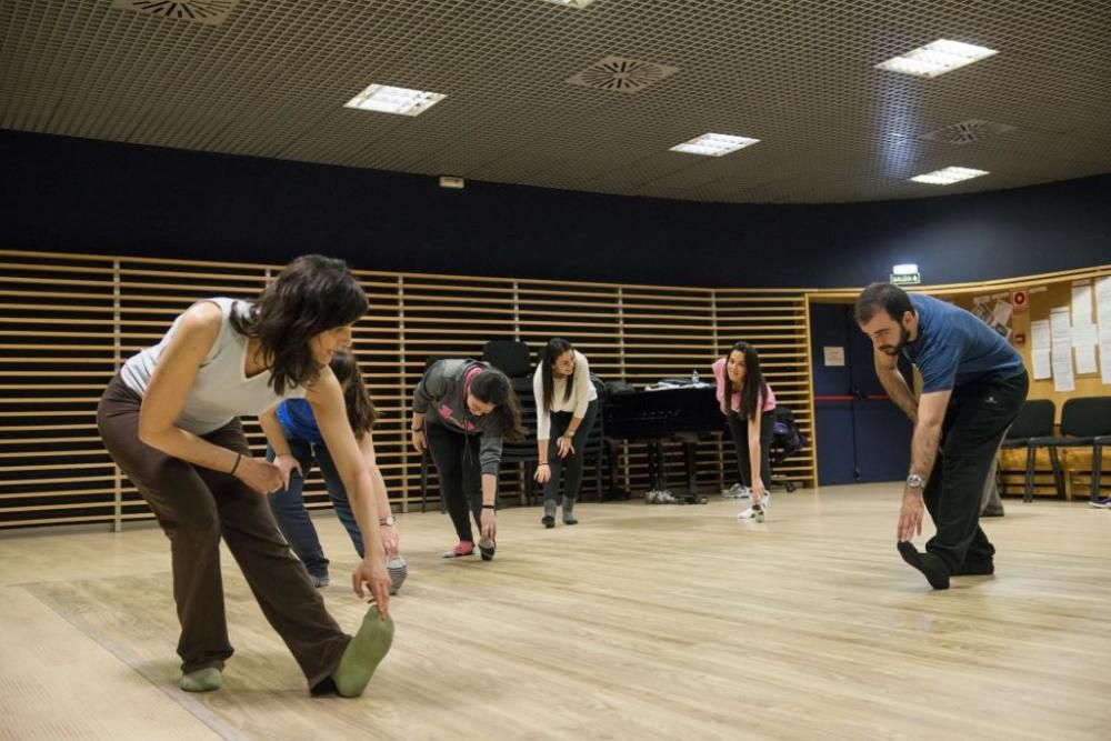 Sesión de expresión corporal en los ensayos del Joven Coro de la Fundación Princesa de Asturias