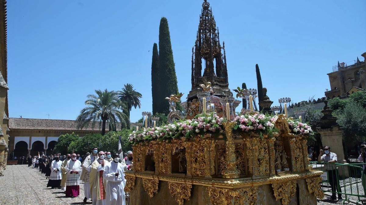 El Patio de los Naranjos acoge la procesión del Corpus Christi