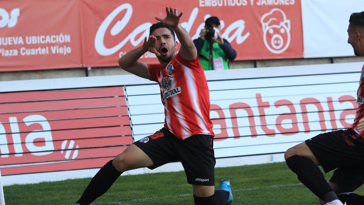 Herrera celebra el primer tanto del Zamora CF al Racing de Ferrol.