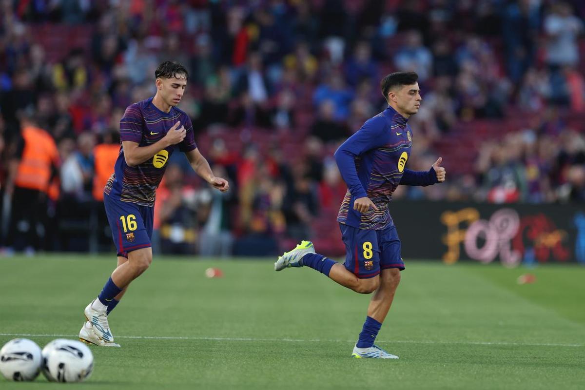 Fermín y Pedri en el calentamiento