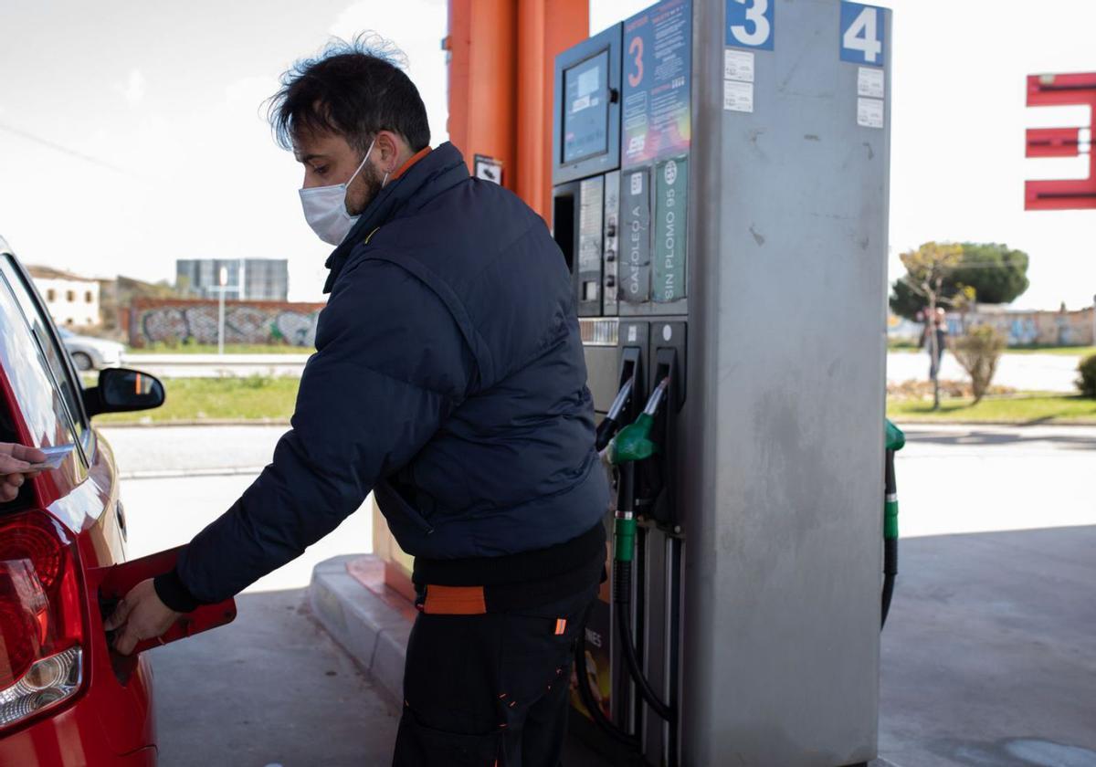 Un vehículo reposta combustible en una estación de servicio de Zamora.