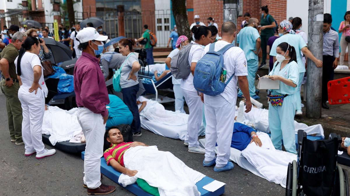 Personal médico de la clínica Primavera evacua pacientes tras fuerte sismo en Villavicencio, Colombia