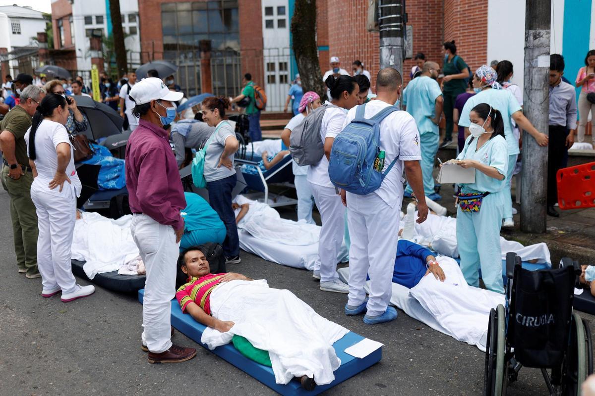 Personal médico de la clínica Primavera evacua pacientes tras fuerte sismo en Villavicencio, Colombia