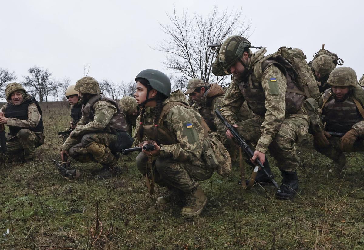 - (Ukraine), 12/12/2025.- A handout photo made available by the press service of the 65th Separate Mechanized Brigade of the Ukrainian Armed Forces shows the recruits who take part in the short and intense march during their basic military training (BMT) in an undisclosed location in the Zaporizhzhia area, Ukraine, 12 December 2025, amid the ongoing Russian invasion. Basic Military Training is a mandatory course for all recruits in the Ukrainian Armed Forces, providing fundamental knowledge of tactics, firepower, and medical training, while developing marksmanship skills and adapting recruits to army life. Russian troops entered Ukrainian territory on 24 February 2022, starting a conflict that has provoked destruction and a humanitarian crisis. (Rusia, Ucrania) EFE/EPA/Press service of the 65th Mechanized Brigade HANDOUT HANDOUT EDITORIAL USE ONLY/NO SALES. HANDOUT EDITORIAL USE ONLY/NO SALES