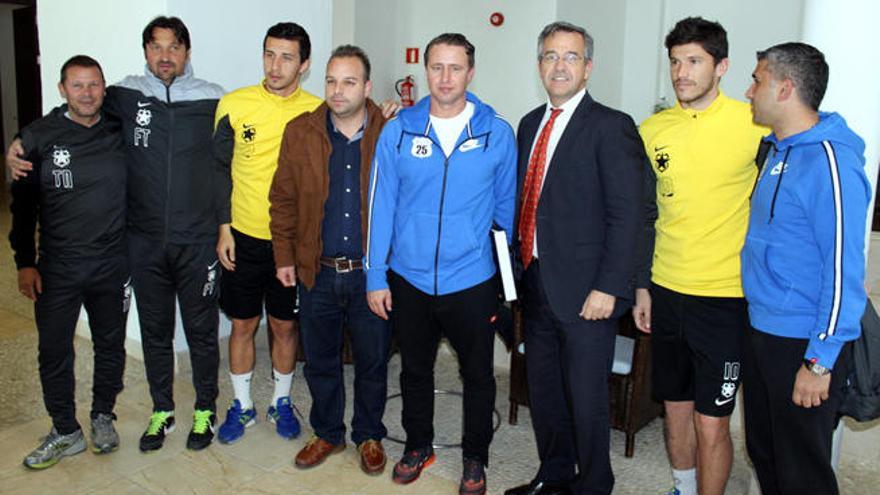 García Urbano, con algunos componentes del equipo rumano.