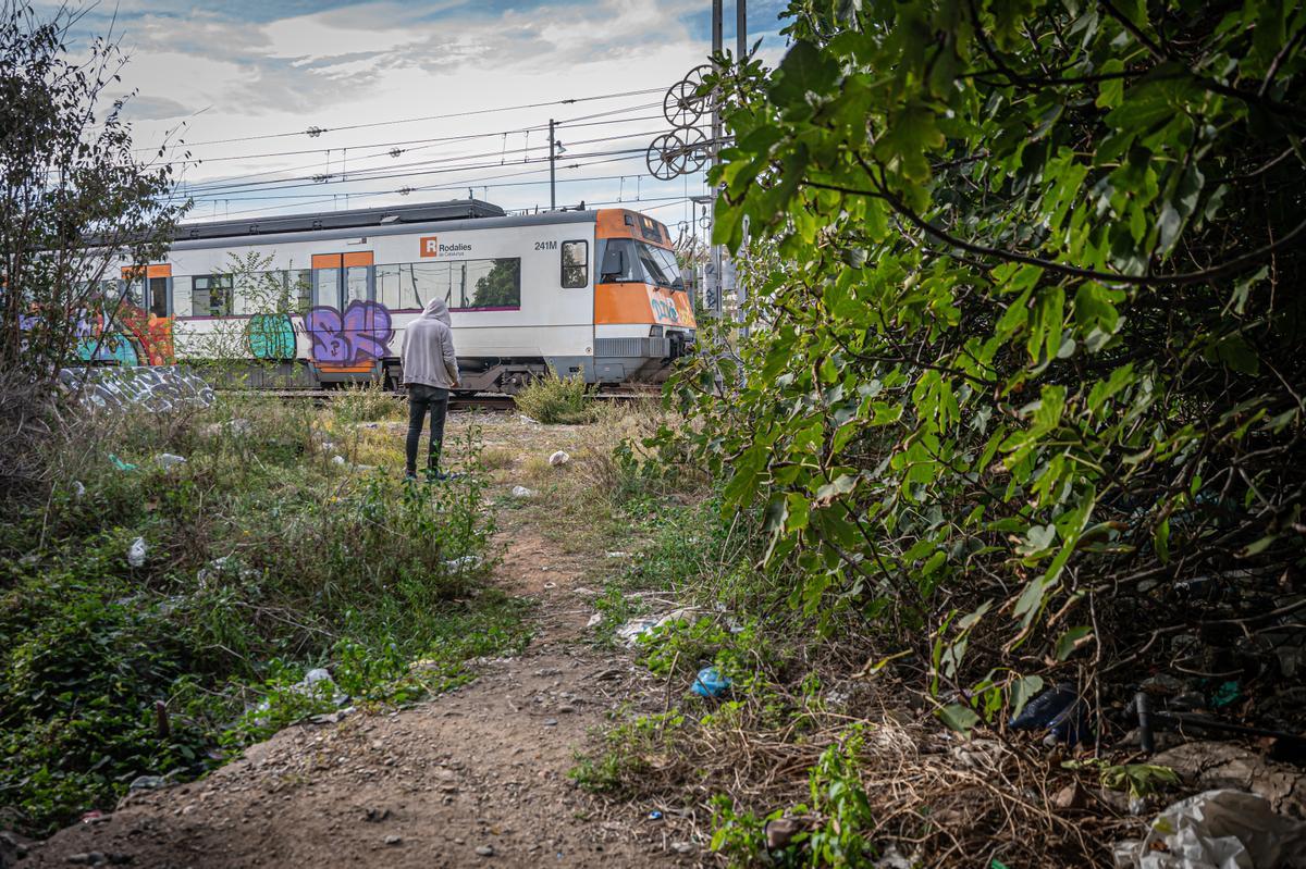 Youssef, sintecho, en una zona de consumo de droga junto a las vías del tren, en Sant Adrià de Besòs.