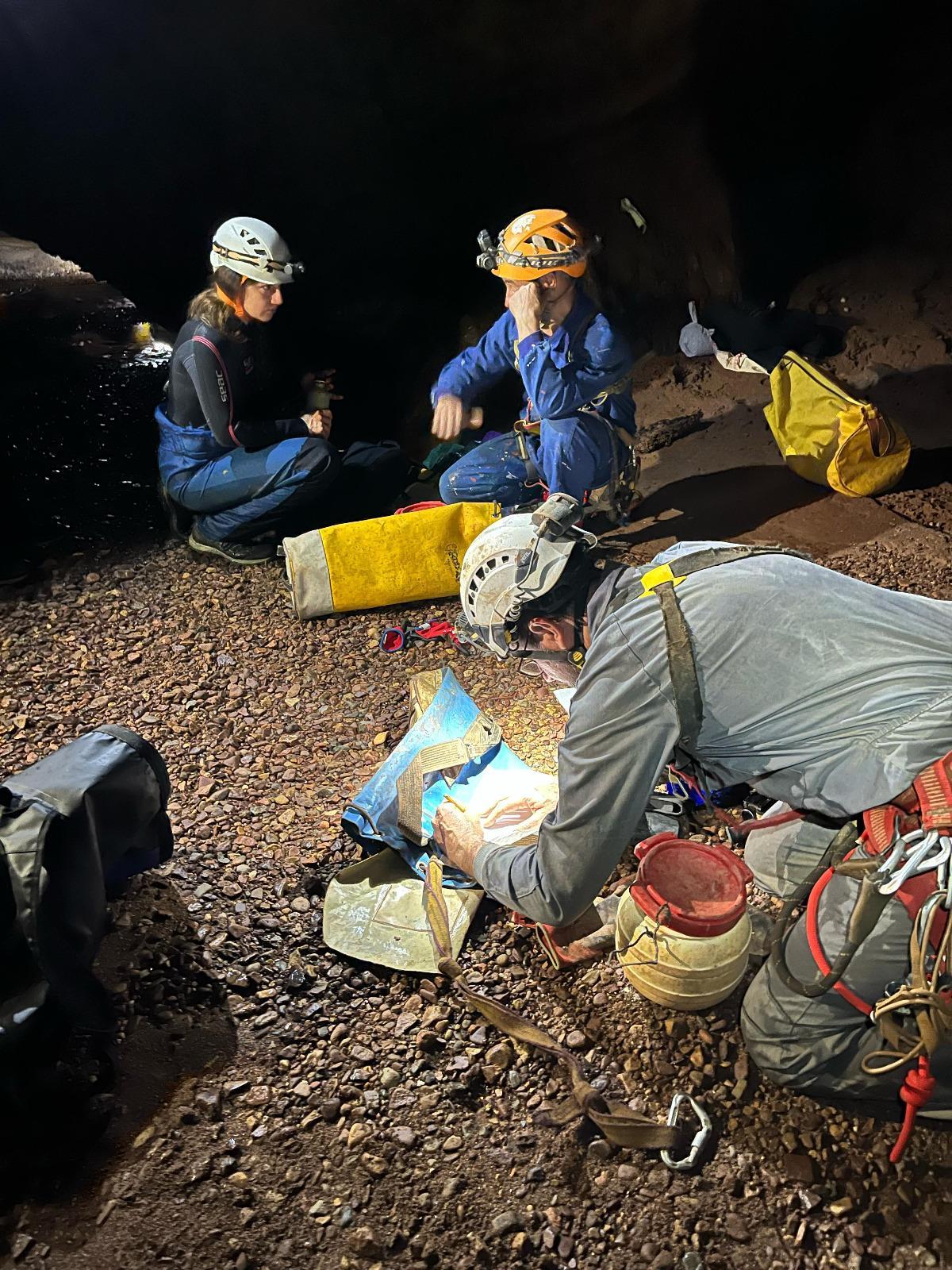 Los espeleólogos cartografían y describen cada nuevo hallazgo.