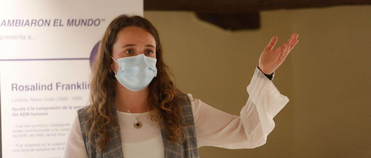 Deva Menéndez Teleña, ayer, durante la charla que dio en la Semana de la Ciencia de Avilés. | Mara Villamuza