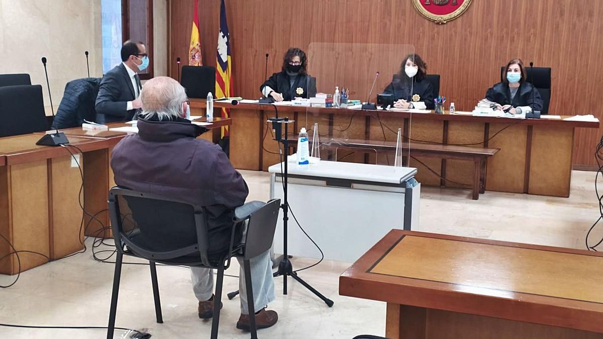 El anciano condenado, durante el juicio celebrado en la Audiencia Provincial de Palma.